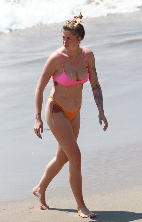 Ireland Baldwin art pornstar img