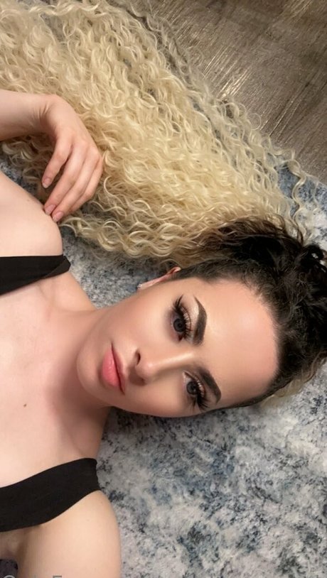 Courtney Sanderson hd model picture