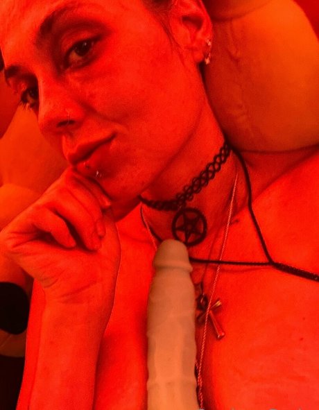 capricorndesire nude star pics