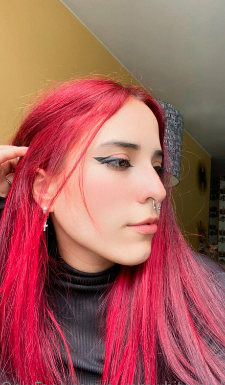 aurorawhitemodel thumbnail