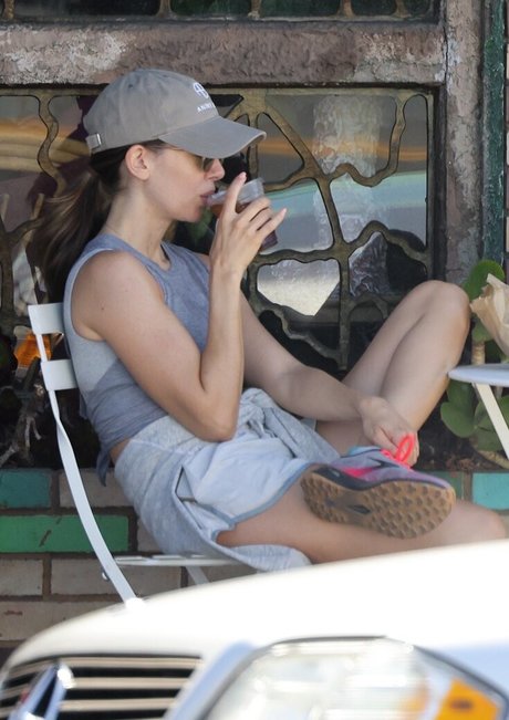 Alison Brie model high quality images