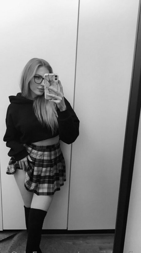 swegirlmafia model free photo