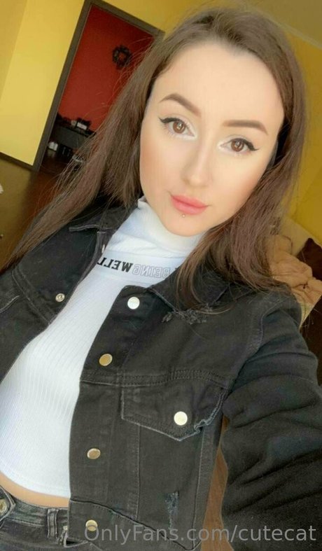 mi ameli model adult image