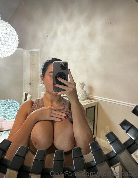 tiddiesbabe model pretty picture