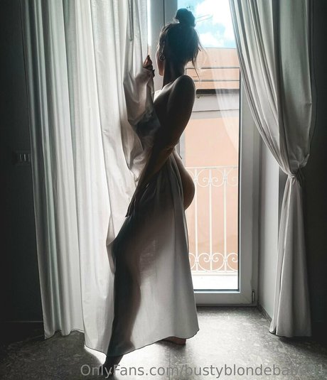 bustyblondebabe21 model pic