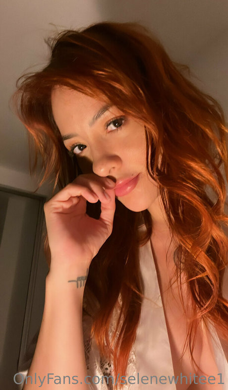 selenewhitee1 nude actress img