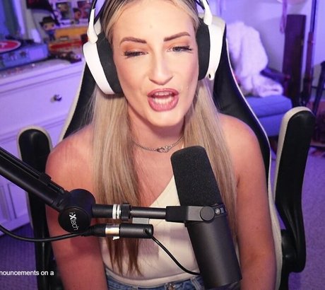 BasicWitGirl naked actress img