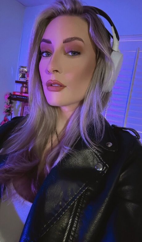 BasicWitGirl erotic model pictures