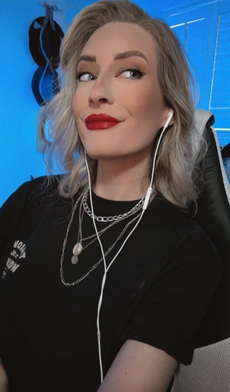 BasicWitGirl hot actress img