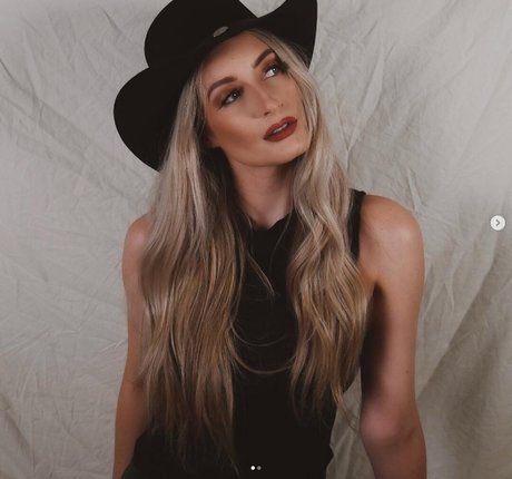 BasicWitGirl free model pics