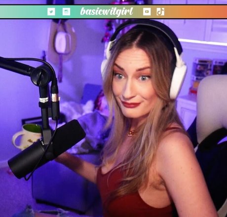 BasicWitGirl model pretty pic