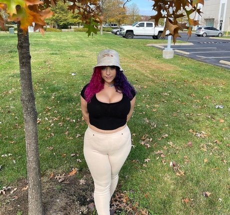 Harlee Queeni model erotic pictures