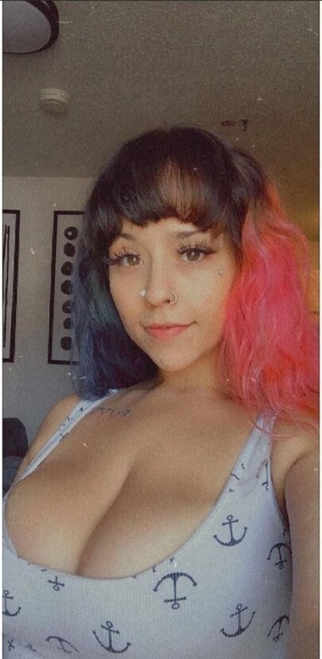 Harlee Queeni erotic model pictures