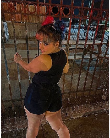 Harlee Queeni erotic pornstar photos