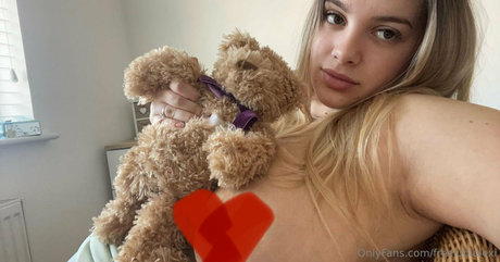 freelubielexi naked pornstar image