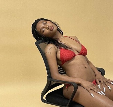 Quenlin Blackwell pornstar nude photos