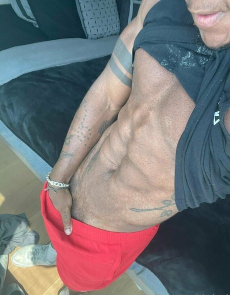 prettyskinboi adult model pics