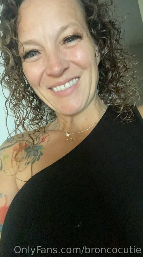 Broncocutie hot model image