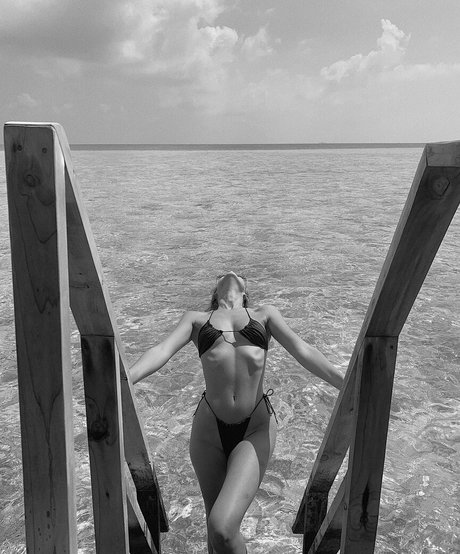 Demi Rawling star erotic image