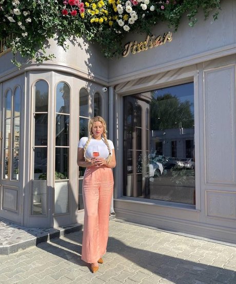 Merelin pornstar naked photo