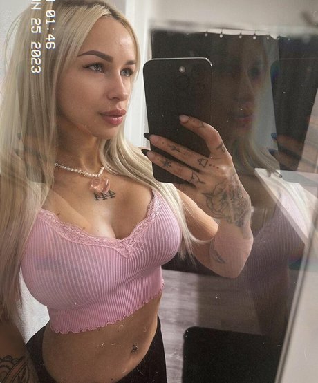 lindseyparanormal star hot pics