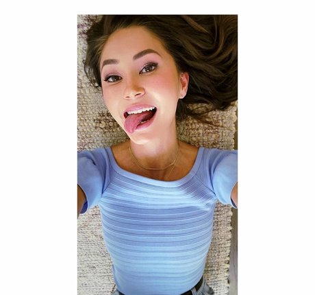 Kimiko Glenn xxx actress pic