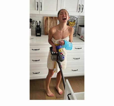 Kimiko Glenn porn star galleries