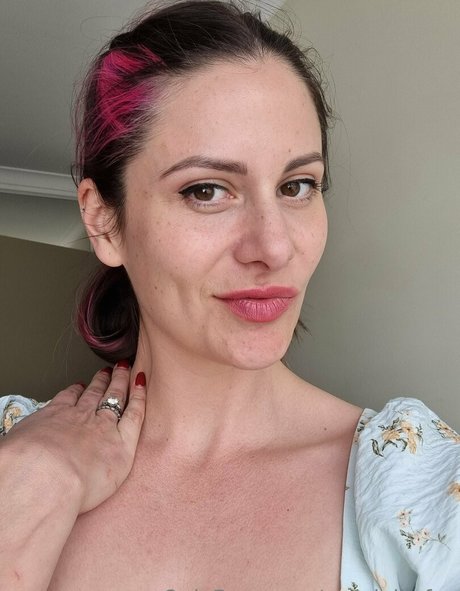 aussielilyfox profile pic