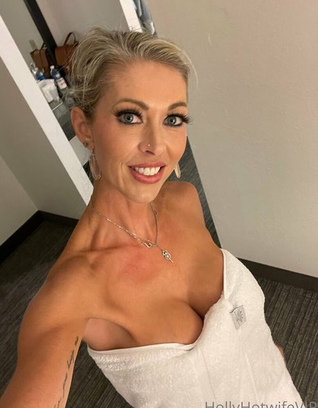 hollyhotwifevip pretty star image