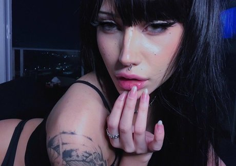 Milkyroth star nudes photo