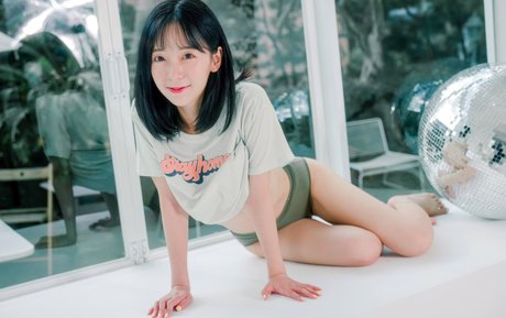 leeesovely star nude photos