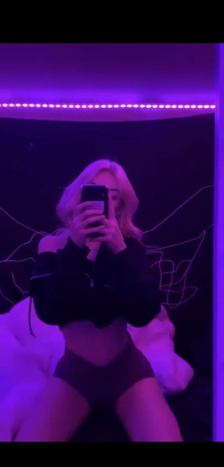 NaomiSkyex model nude picture