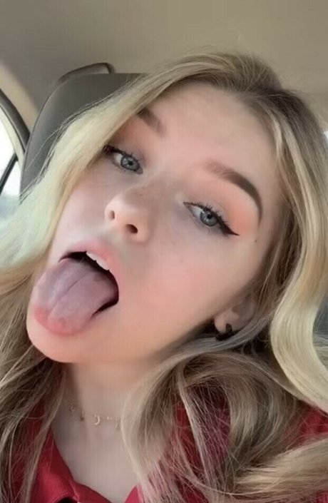 NaomiSkyex naked pornstar images