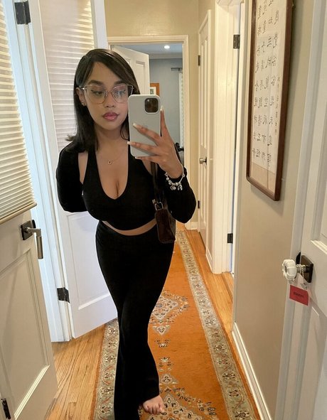 itsqueennovaa nude pornstar image