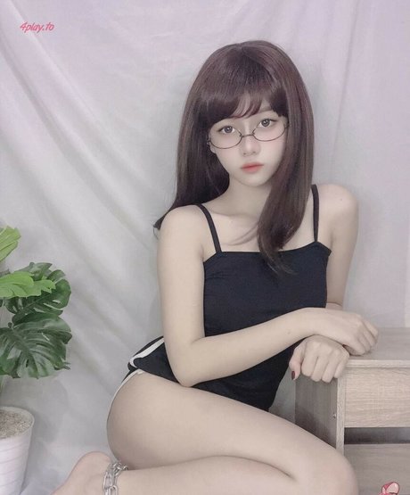 Violet Airis beautiful actress img