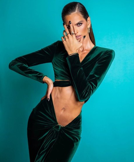 Izabel Goulart star hd galleries