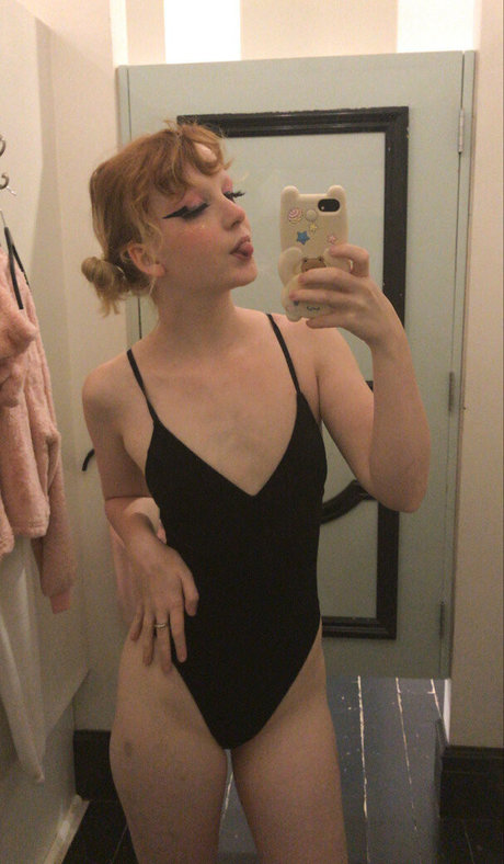 Honeybunnycos model adult picture