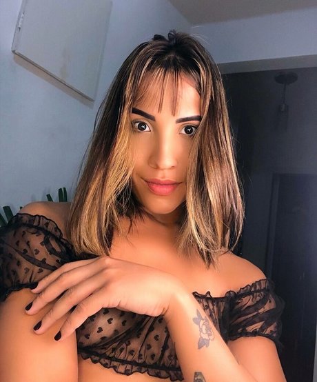 Cassia Fernandez naked actress picture