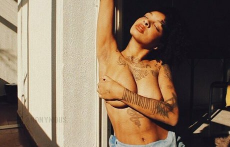 Molive adult model pic