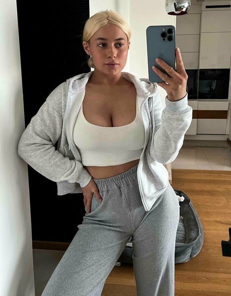 loyrifree sexy model image