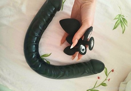 hottanuysha model exclusive img