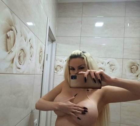 hottanuysha model naked img