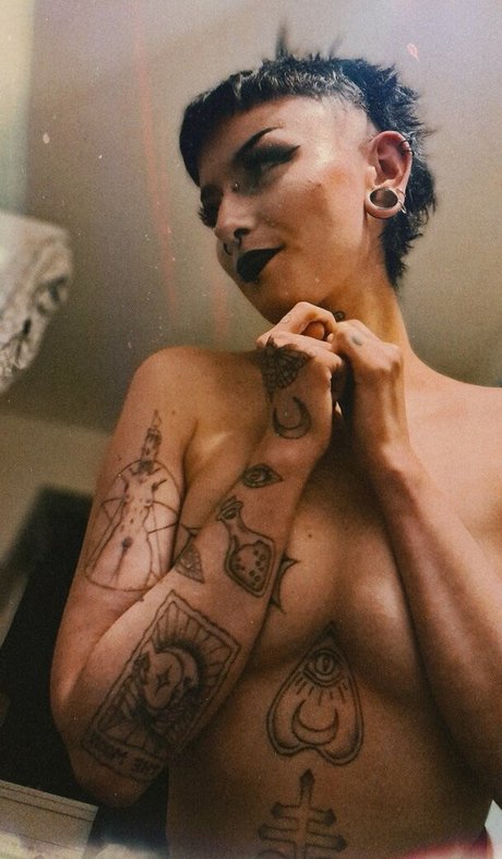 LittleDemonWitch naked pornstar img