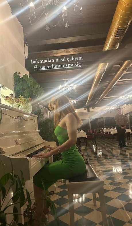 Aysennyuksel nude model image