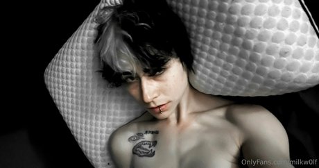 milkw0lf sex model image