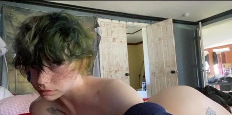 milkw0lf model pornographic photo