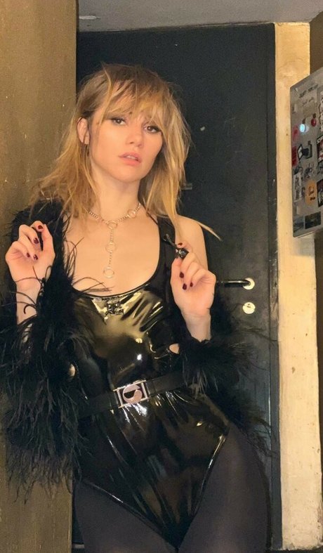 Suki Waterhouse pornographic actress photos