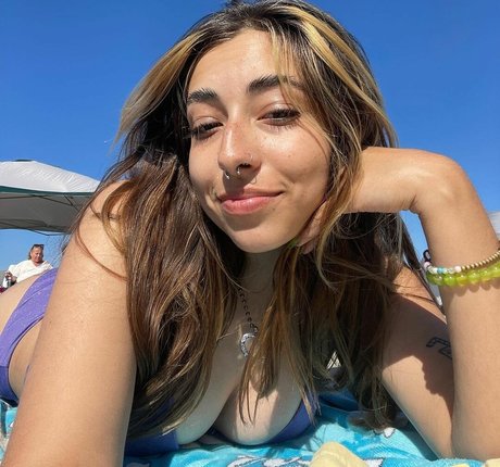 Tiana Renay sexy model image