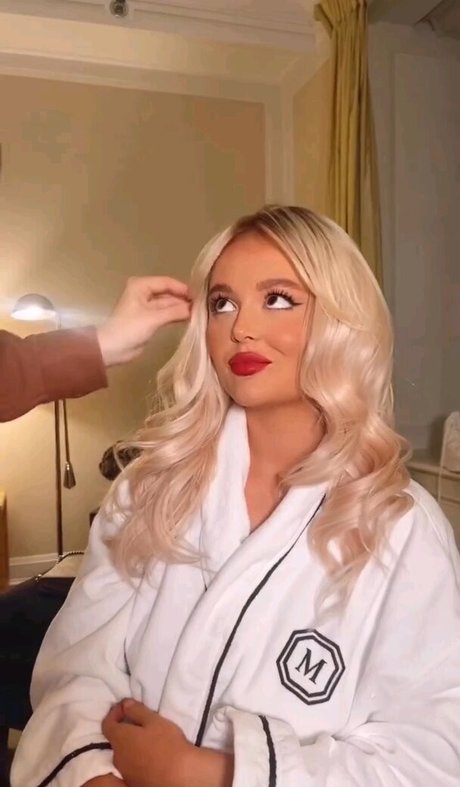 Emily Lind naked pornstar pic