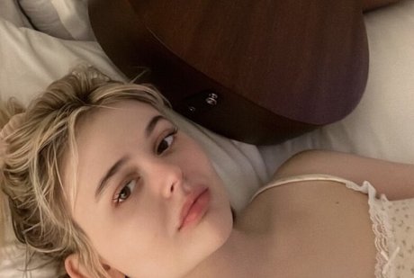 Emily Lind naked actress gallery